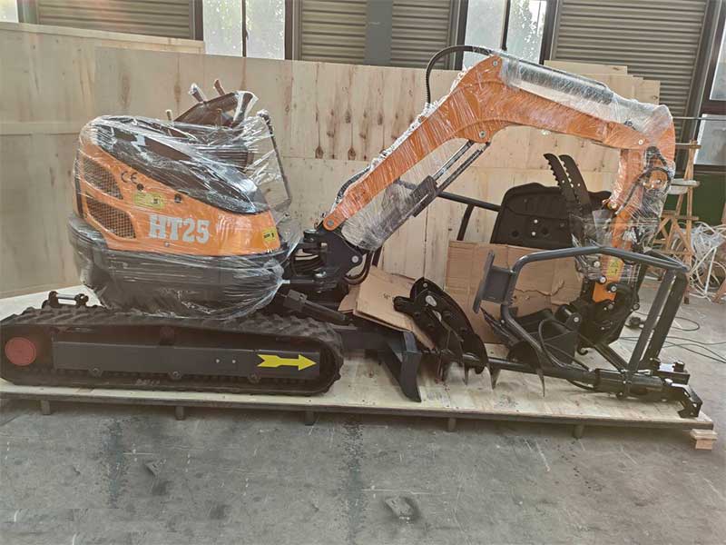 HT25 Minibagger nach Frankreich geliefert